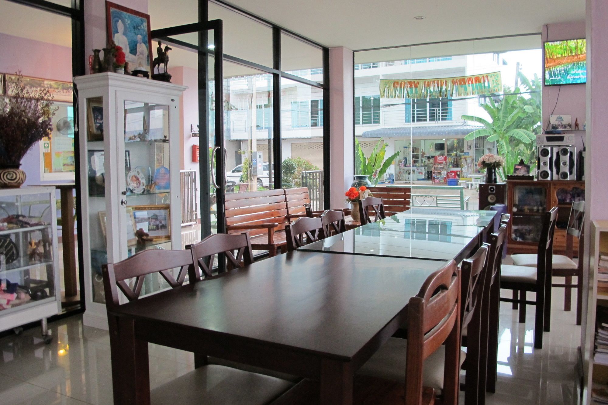 Apartment Four P *