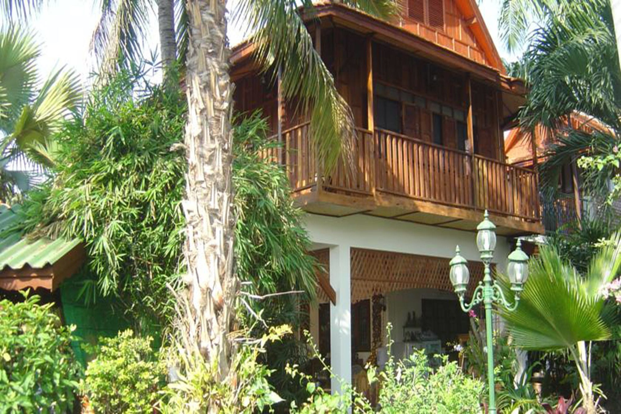 Resort Golden Teak