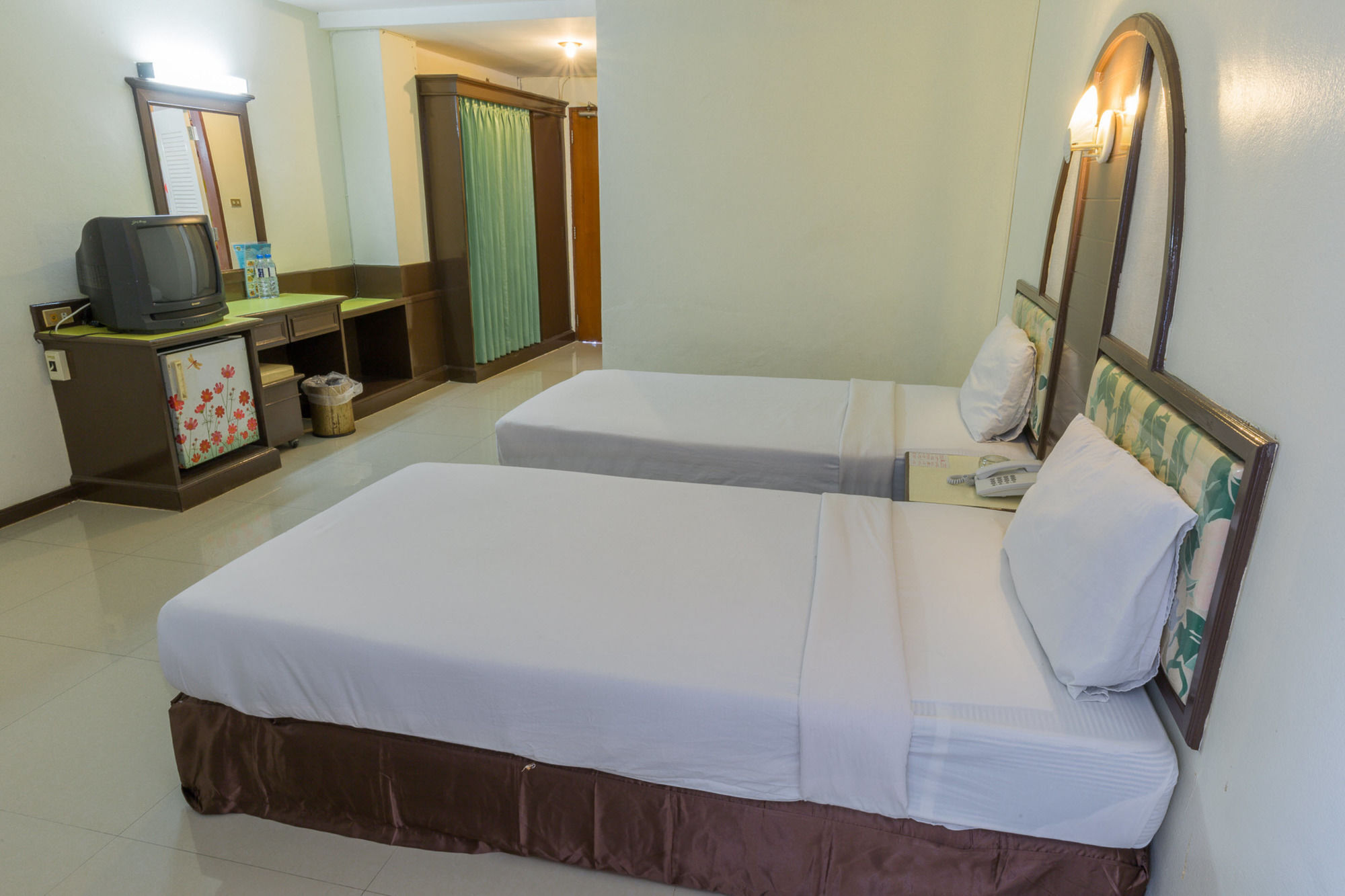 Lake Inn Hotel Hotel
