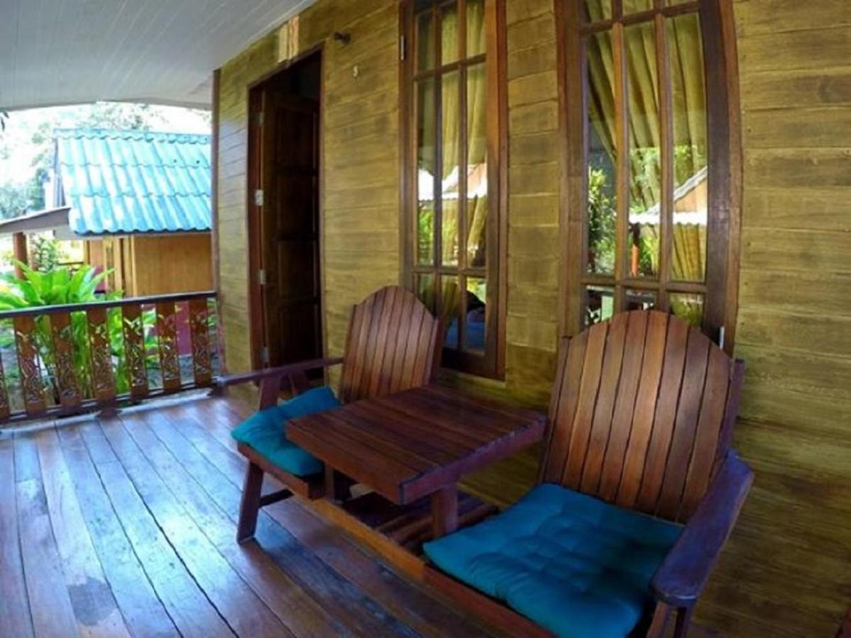 Coral Bay Lodge *