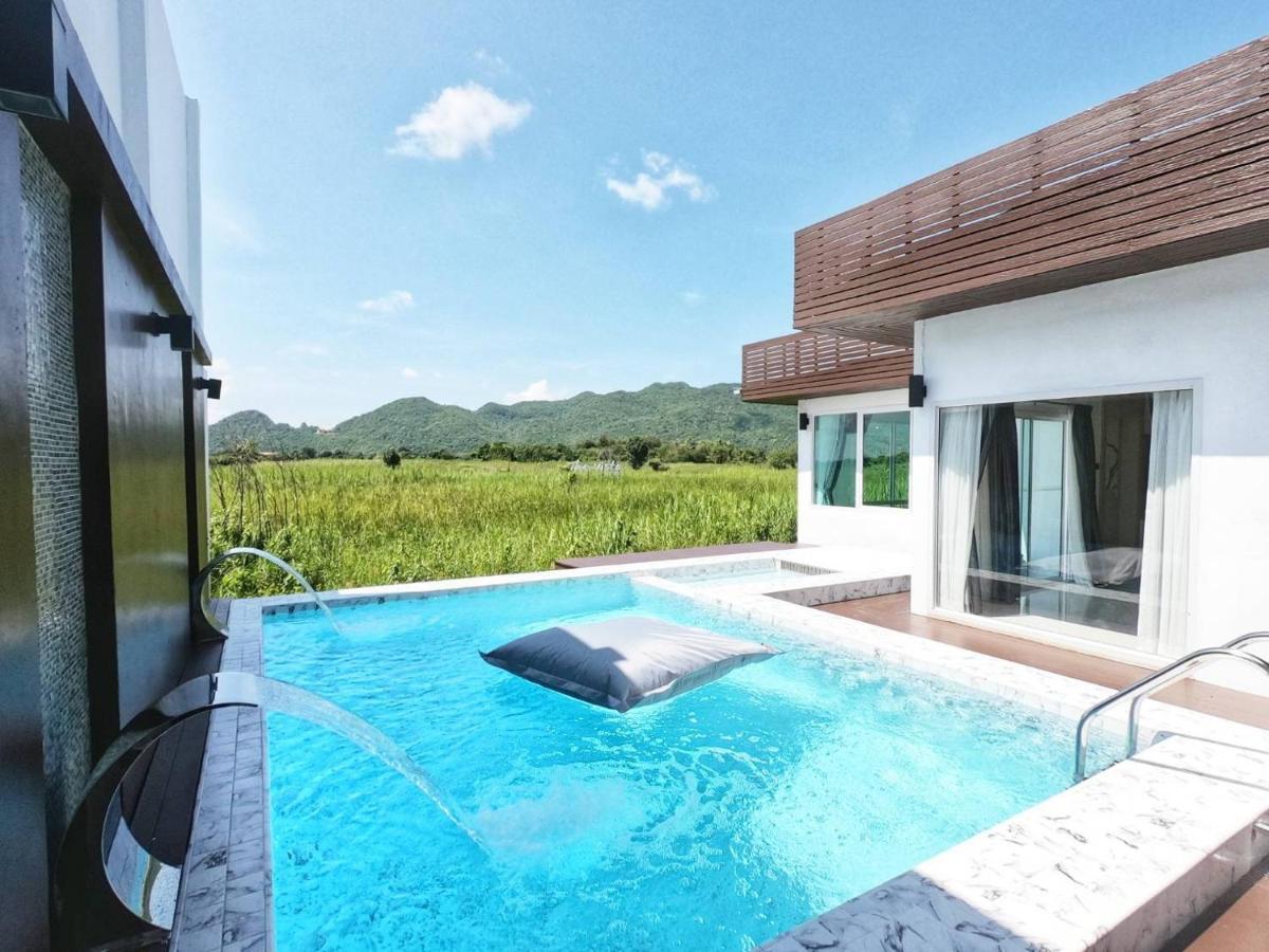 The Vista Pool 4*