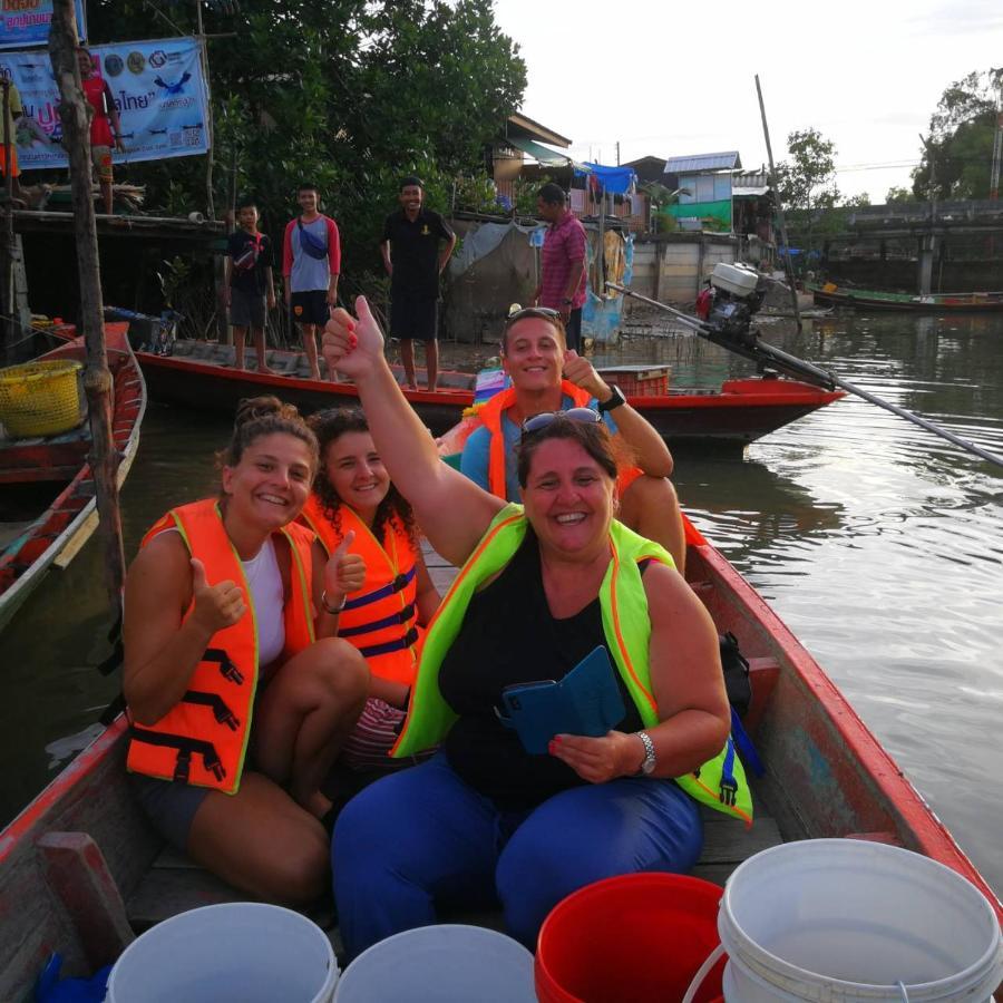 Rub Lom Chom Klong *