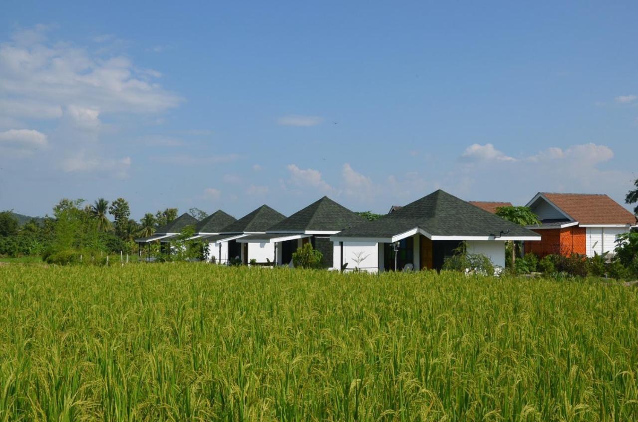 Nok Chan Mee Na Chom Thong