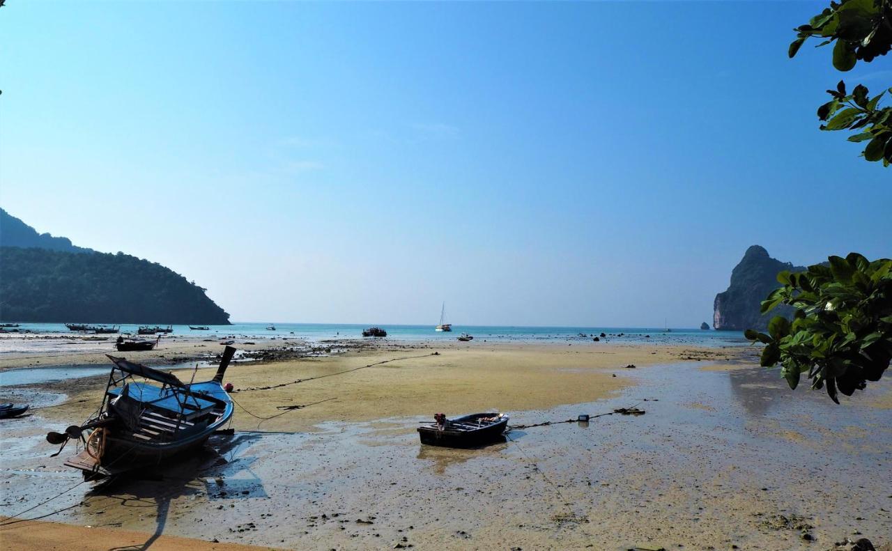 Dee Dee Sea Front Hostel *