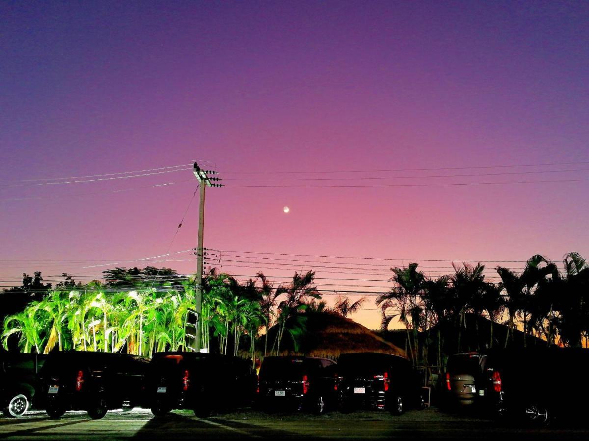 Tropical House​ Resort *
