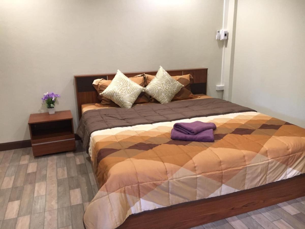 Guest house นพรัตน์การ์เด้นฮิลล์ Uthai Thani
