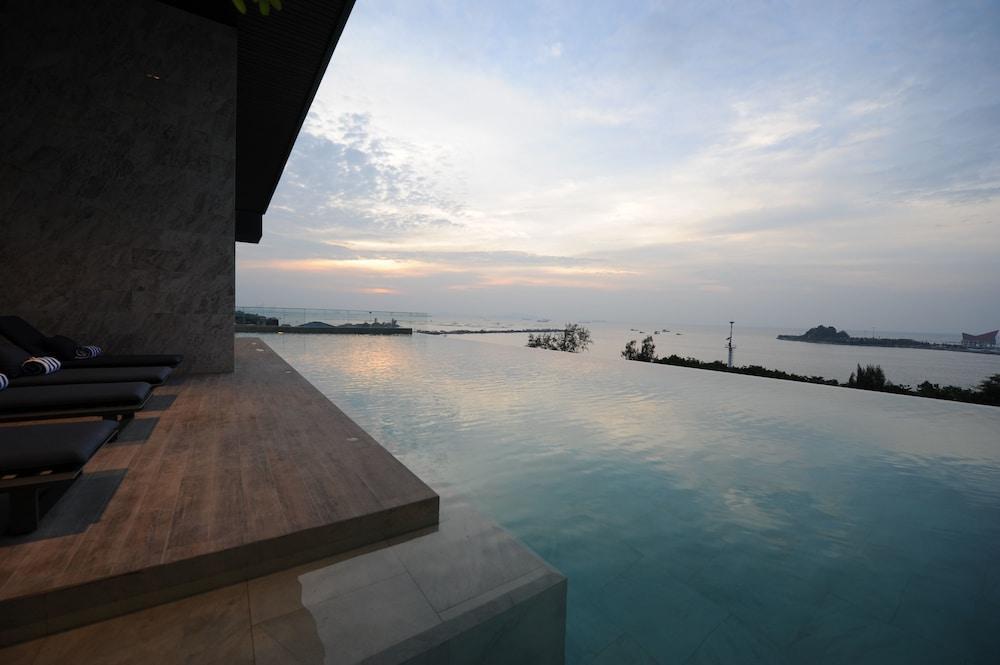 Oakwood & Sri Racha Hotel