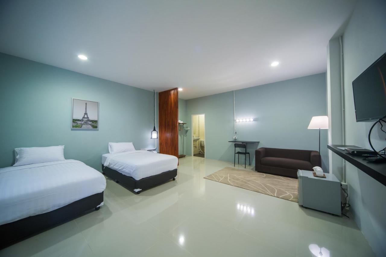 Hotel The First & Cafe