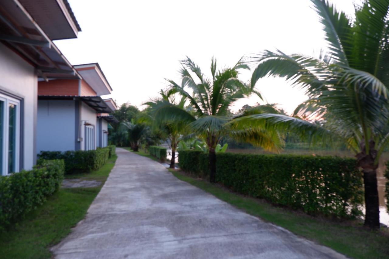 Resort Lamphurai Riverside And Spa
