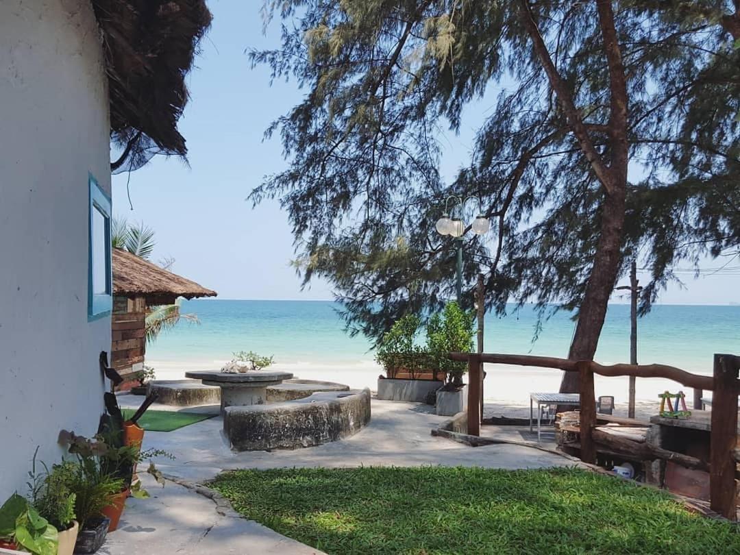 Maliblues Bed & Art Gallery Resort Chumphon