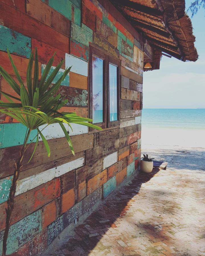 Maliblues Bed & Art Gallery Resort Chumphon