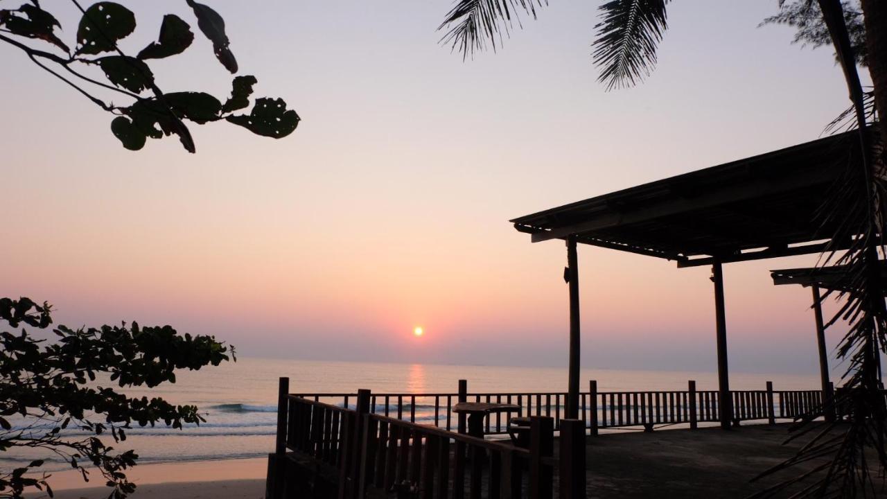หาดทรายขาวรีสอร์ท *