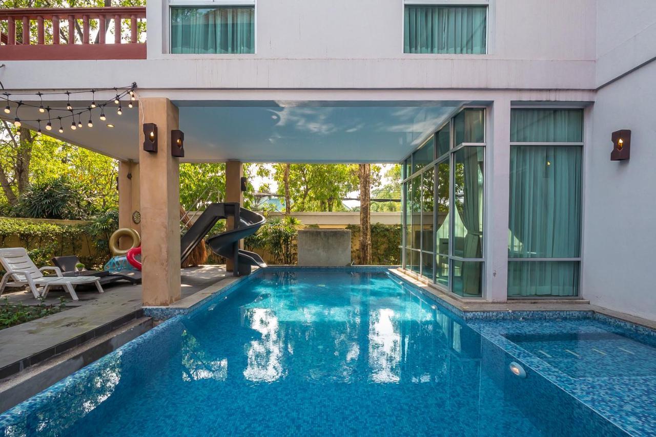 Villa Jomtien Waree 8 - 6 Bedroom Pool