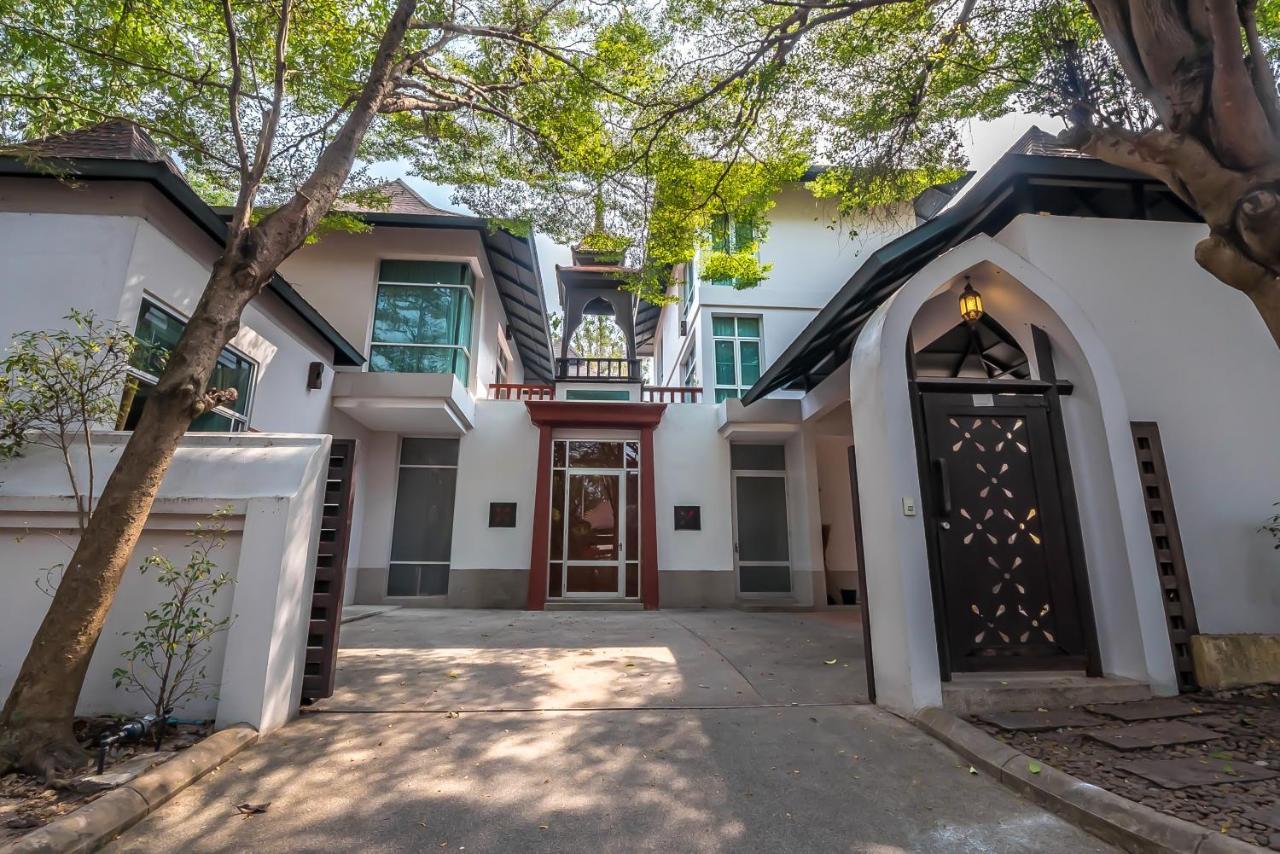 Villa Jomtien Waree 8 - 6 Bedroom Pool *