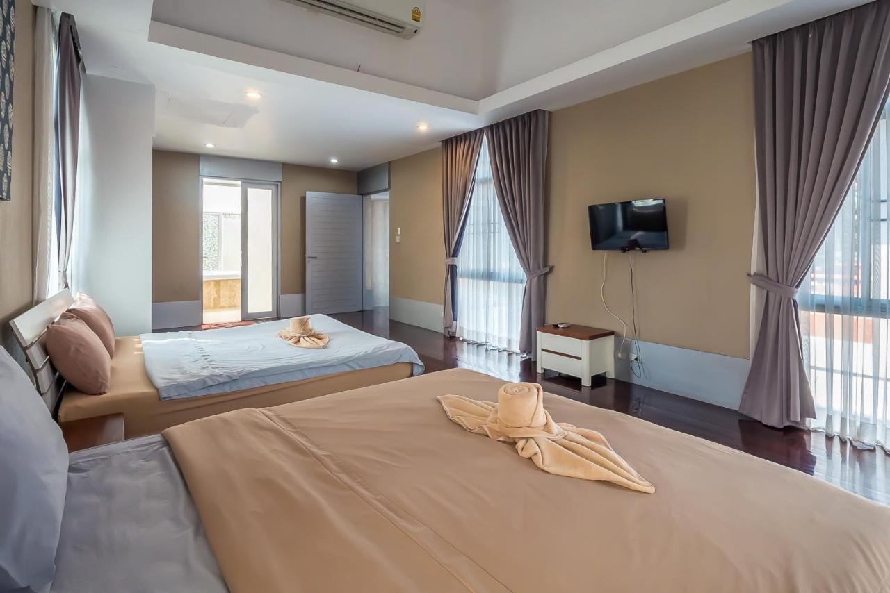 Jomtien Waree 8 - 6 Bedroom Pool Villa
