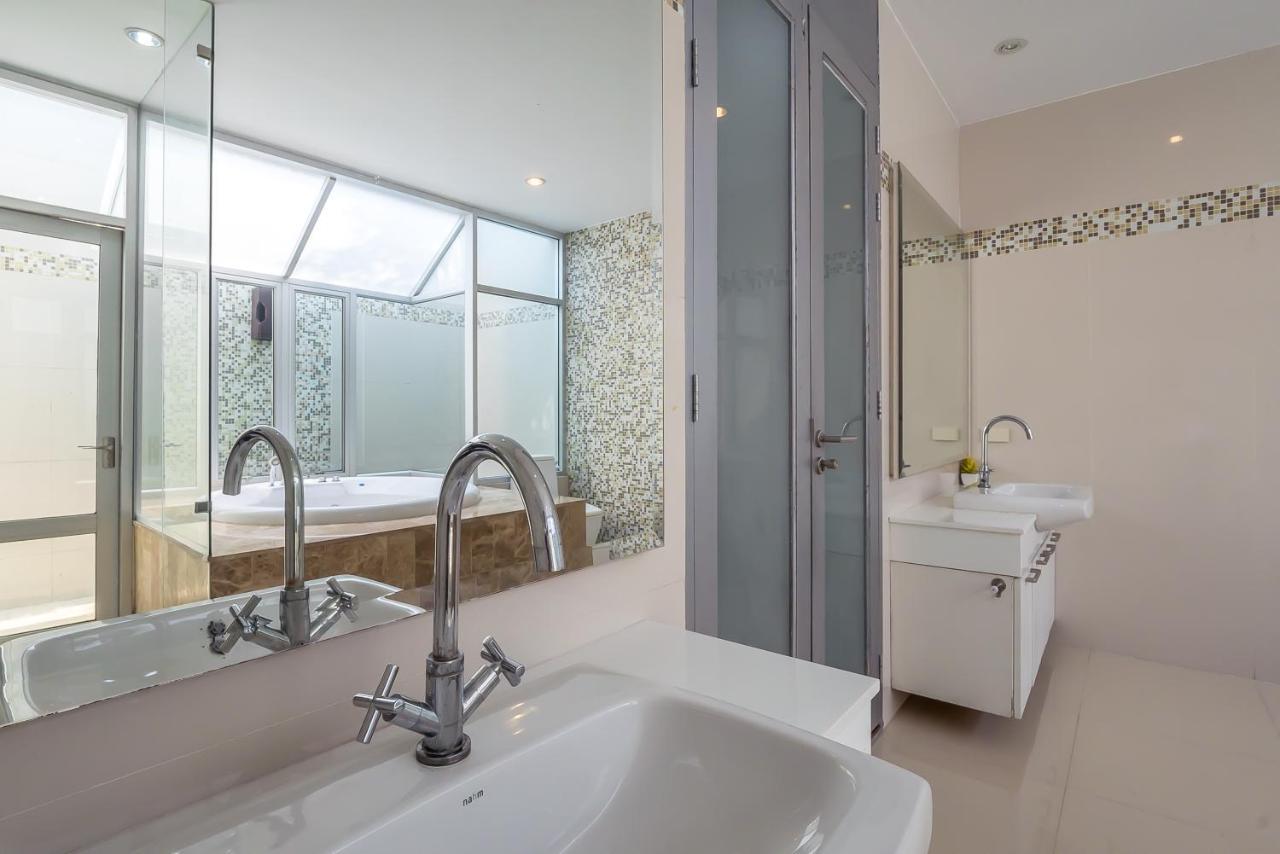 Jomtien Waree 8 - 6 Bedroom Pool Villa *