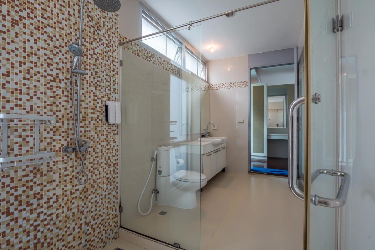 Jomtien Waree 8 - 6 Bedroom Pool Villa Na Chom Thian