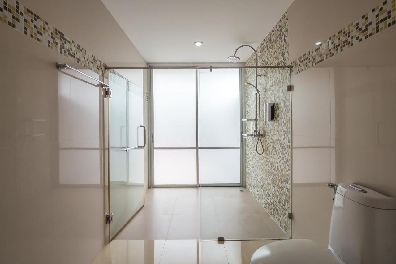 Villa Jomtien Waree 8 - 6 Bedroom Pool *
