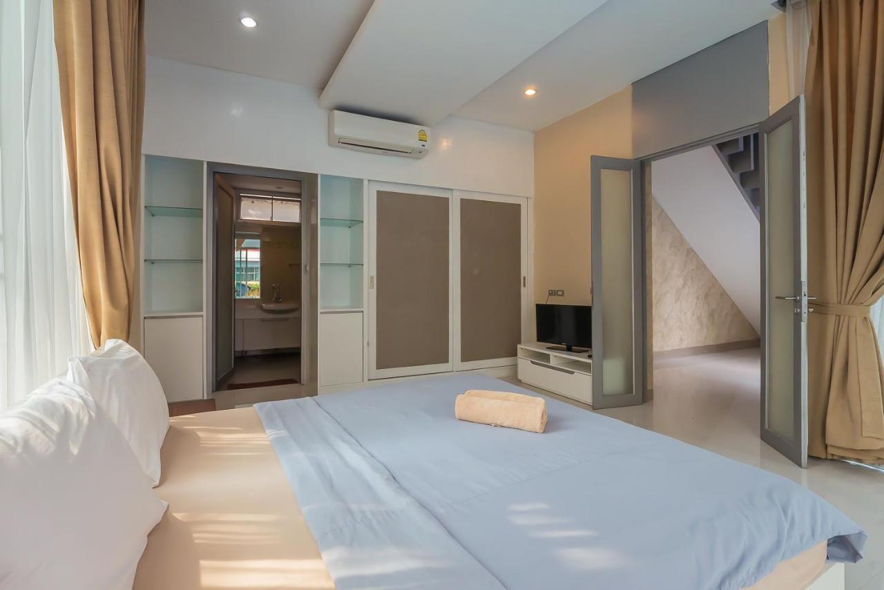 Villa Jomtien Waree 8 - 6 Bedroom Pool