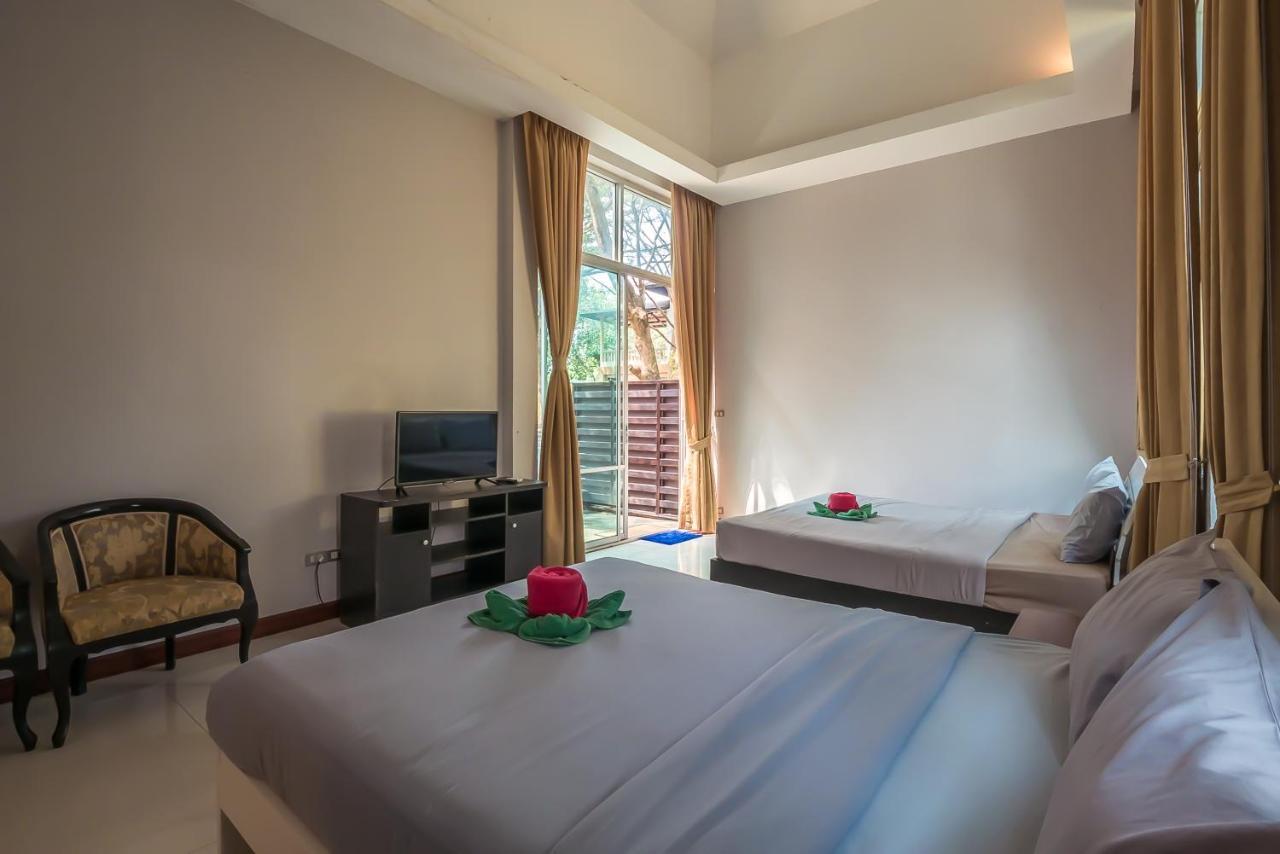 Jomtien Waree 8 - 6 Bedroom Pool Villa Na Chom Thian