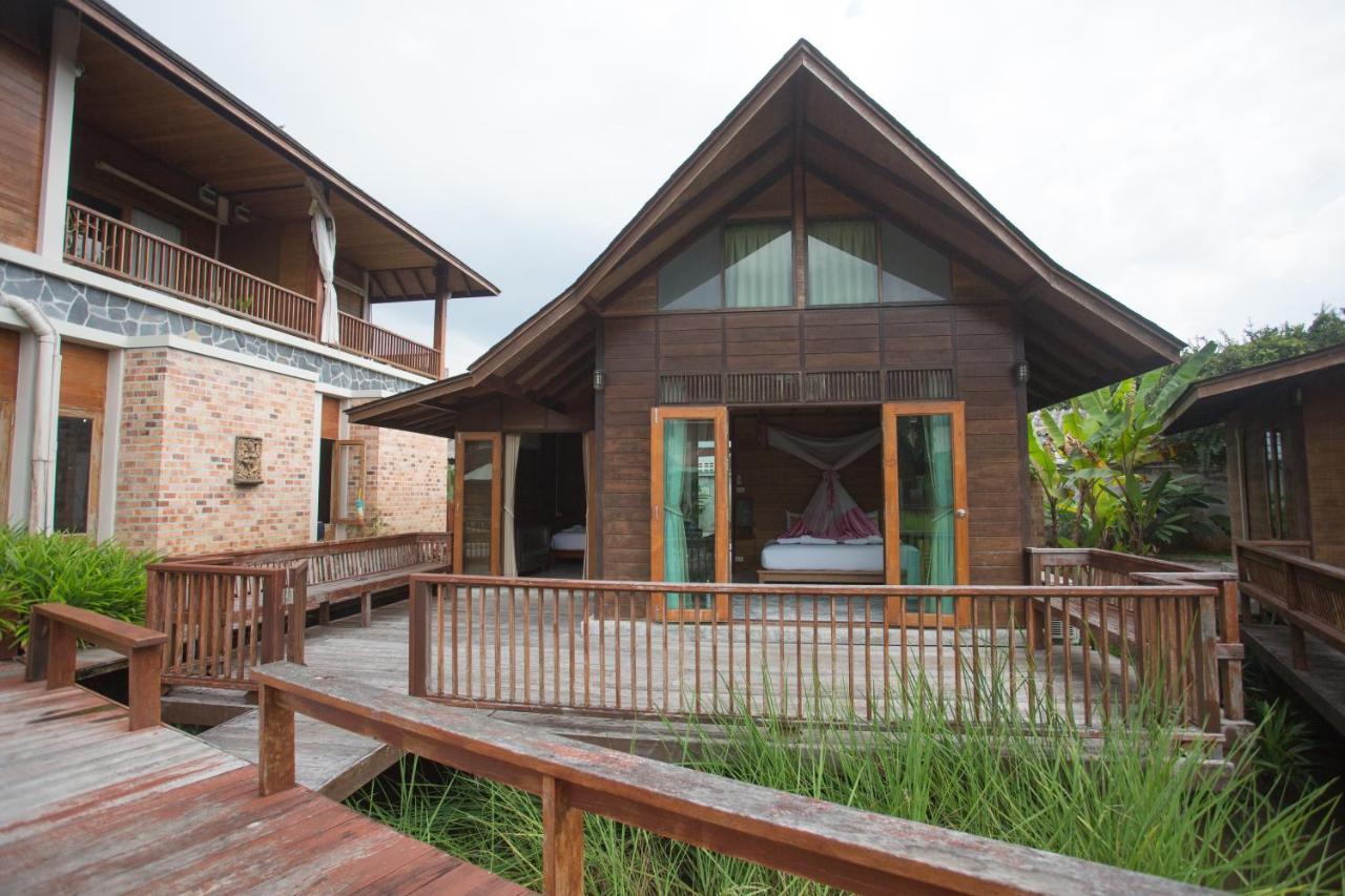 100 Islands & Hotel