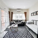 Glass House, Mountain View, Near Airport-City