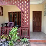 Rattana Guesthouse & Bungalow