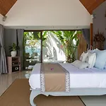 Chic Baan Capo - Luxury Four Bedroom Beachfront Villa