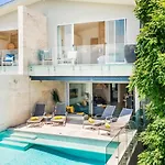 Beachside Villa - Vespa - 3 Bdr Villa Plus 1 Bdr Apartment At Sunset Cove Bay With Sea And Mountain Views, 100 Meters To The Swimming Beach