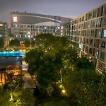 Dcondo Is Next To The Mall