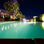 Page 10 Hotel