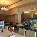 Sandee Room