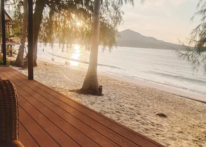 2-Bedroom Beach Front Chaloklum