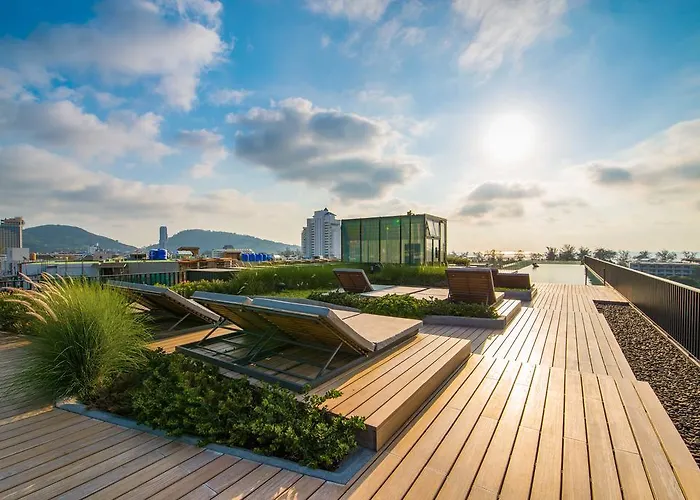 The Deck Patong By Favstay