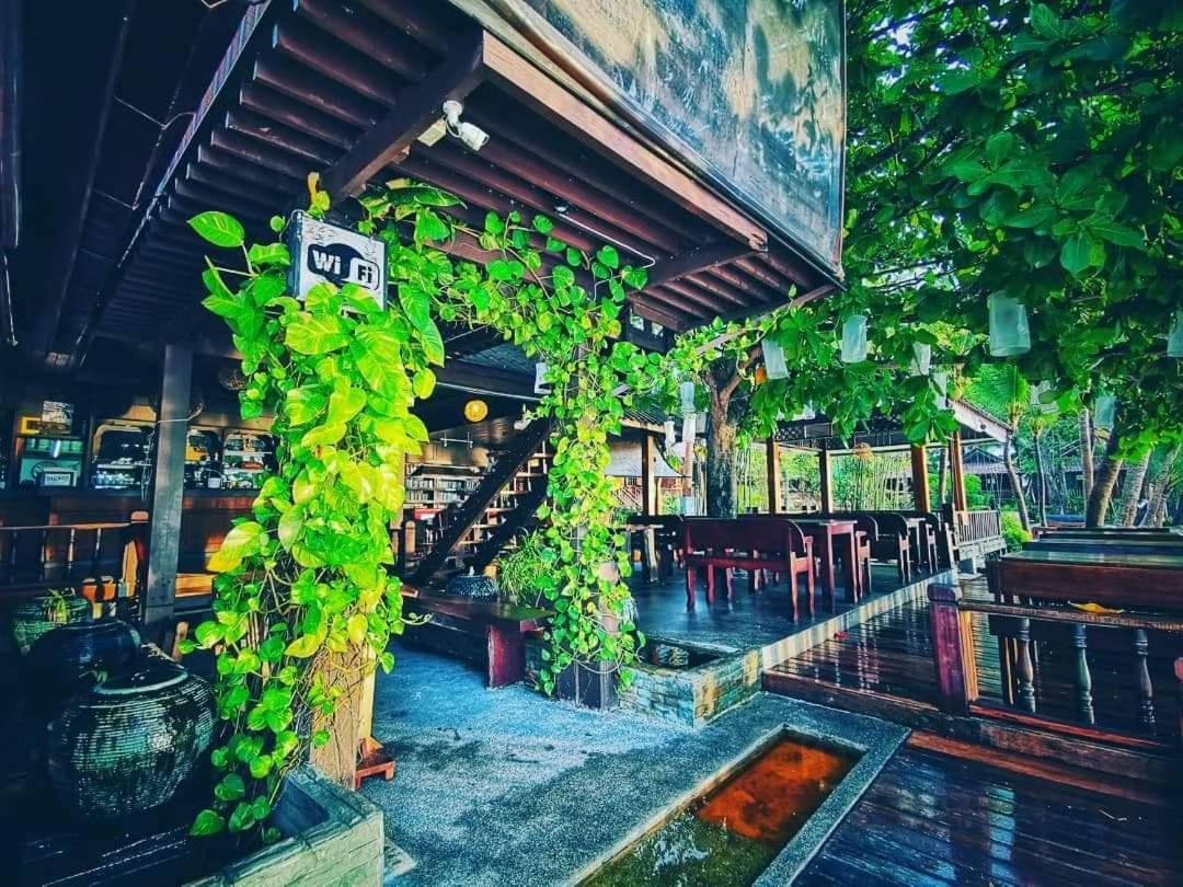 Salad Hut Lodge *