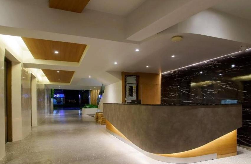 Hotel Hi Season 3*