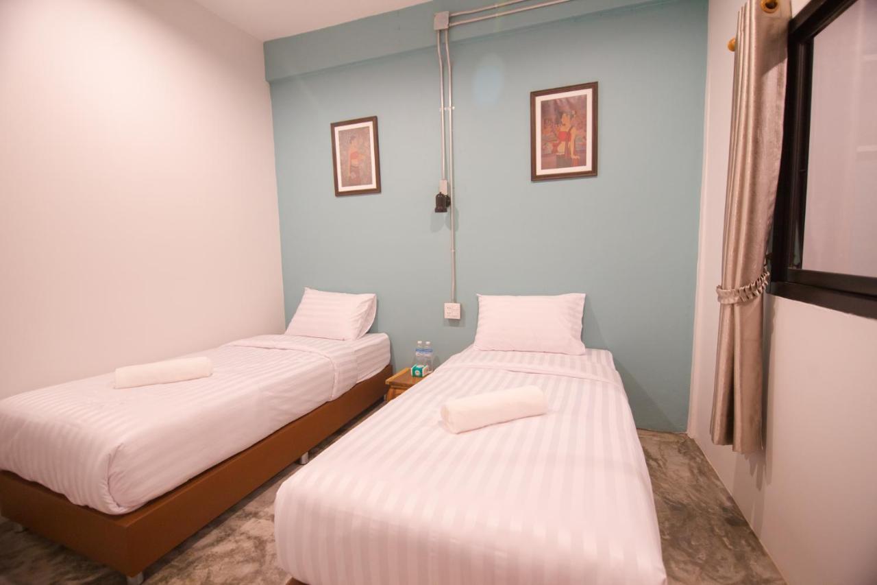 Hostel Suree House *