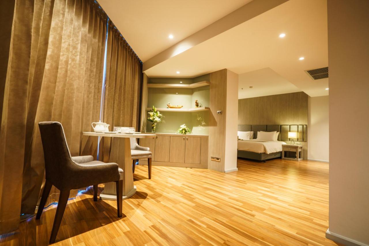 New Season Square Hotel 4*