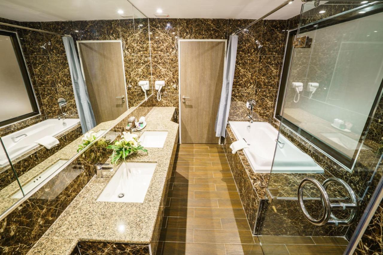 Hotel New Season Square 4*