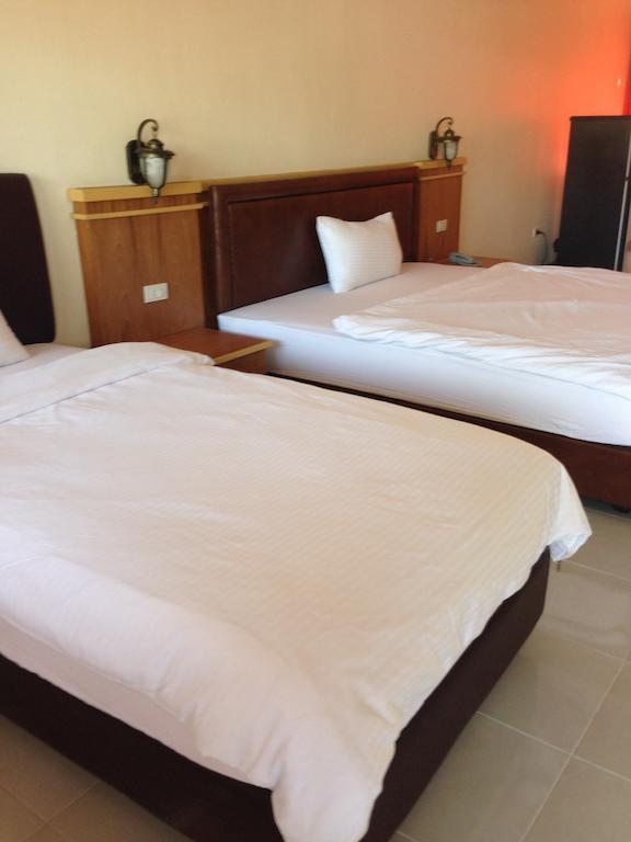 Hotel Baan Tong Tong 2*