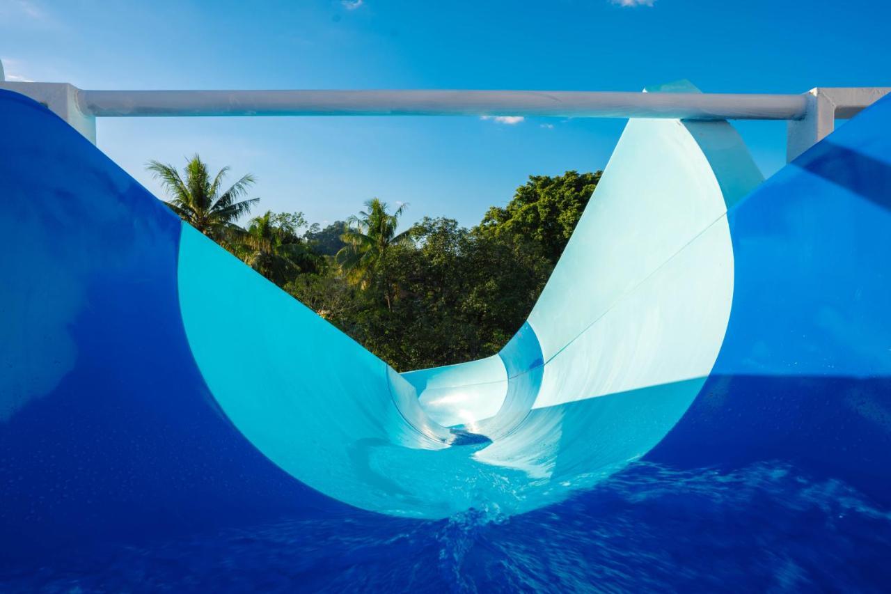 Resort Paradise &