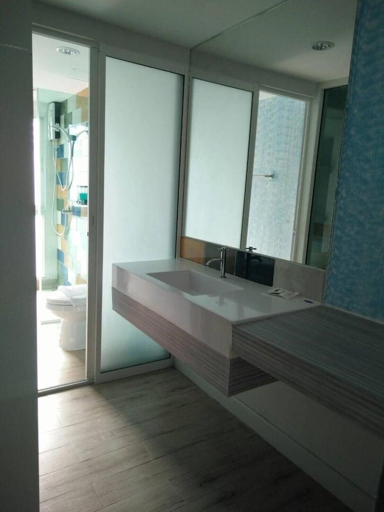 Nantra Pattaya Baan Ampoe Na Chom Thian