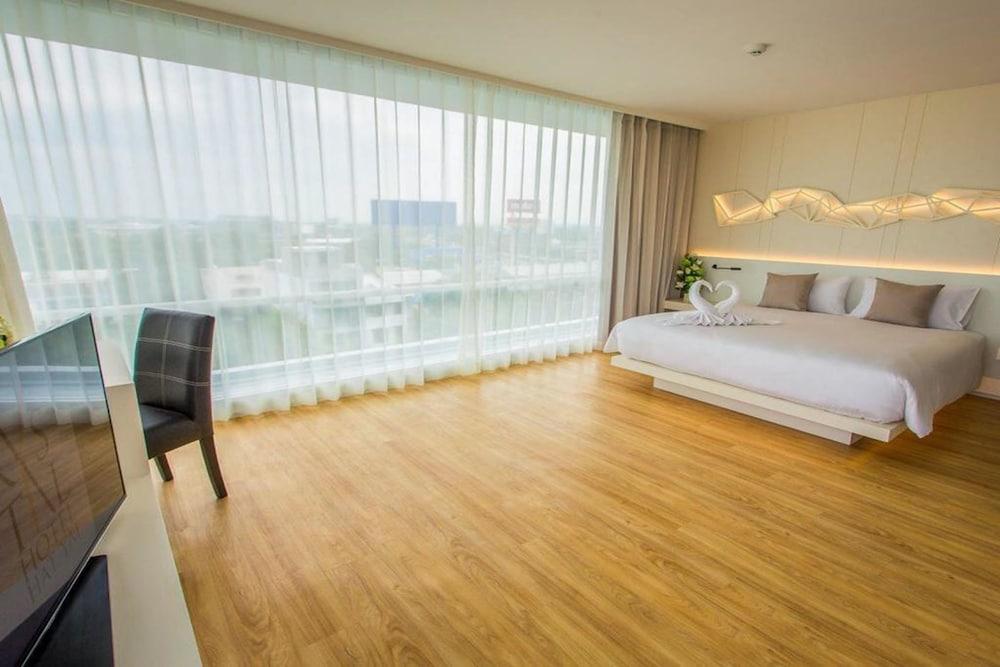 Crystal Yai Hotel 4*