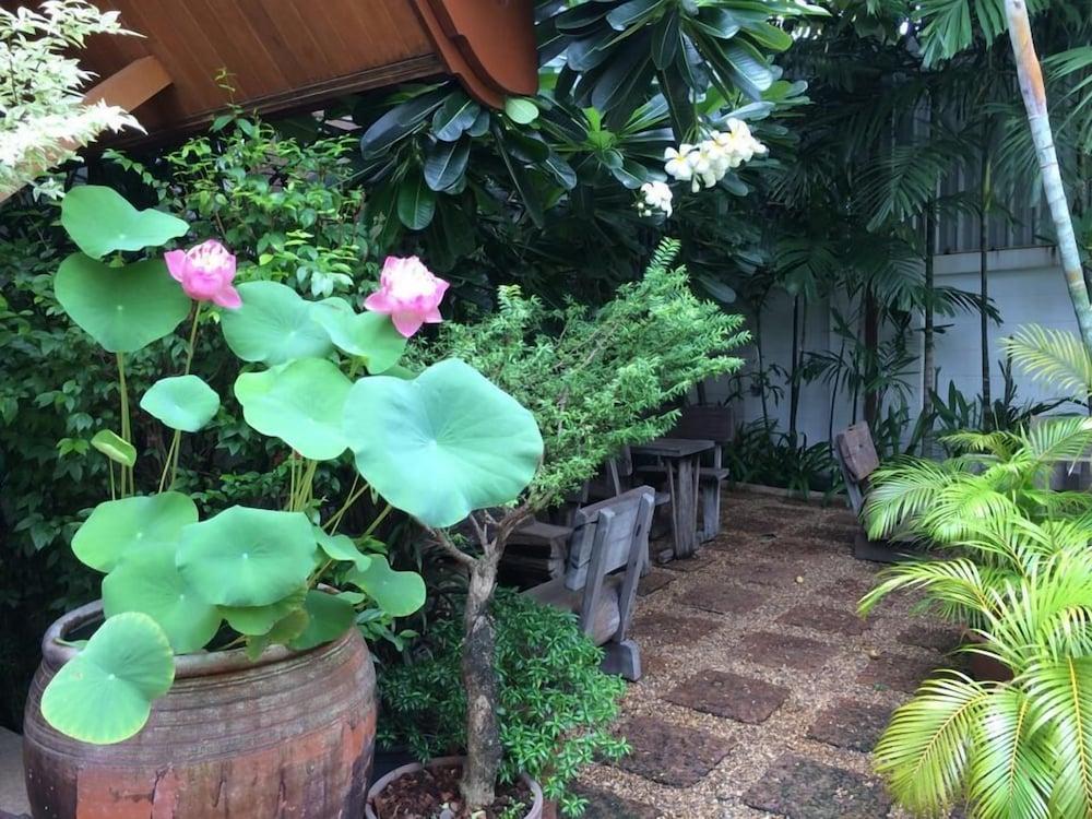 Chada Thai House Hotel