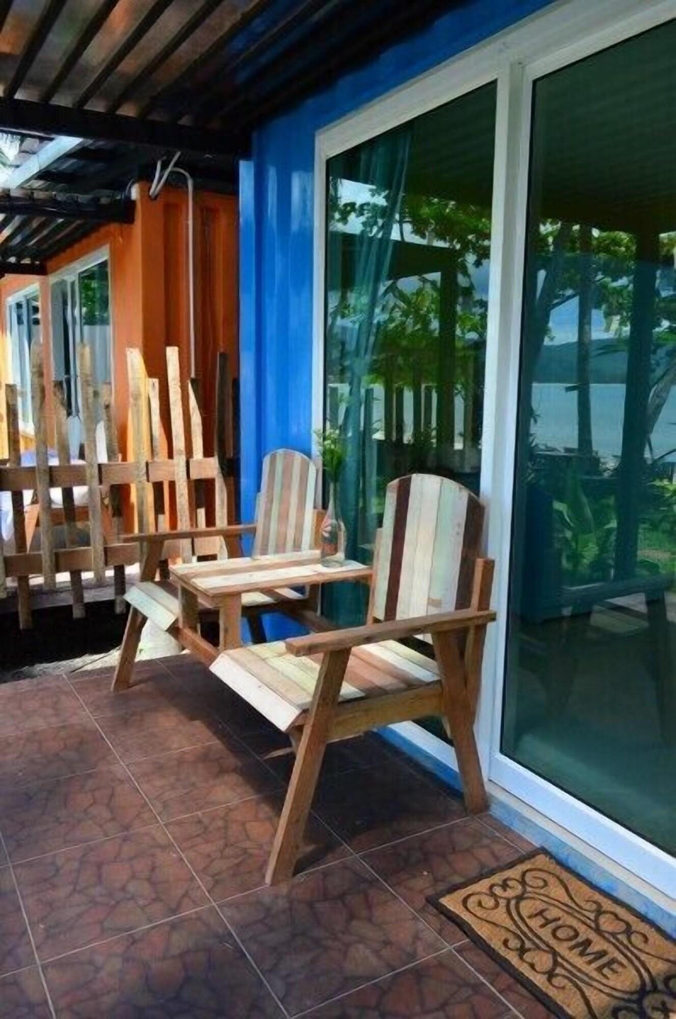 Think & Retro Cafe Samui Hostel