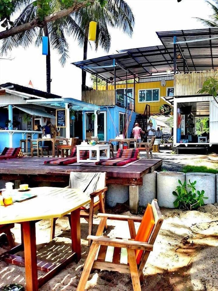 Think & Retro Cafe Samui Hostel