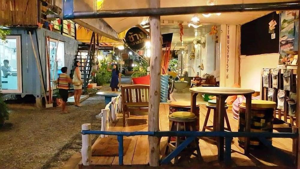 Hostel Think & Retro Cafe Samui