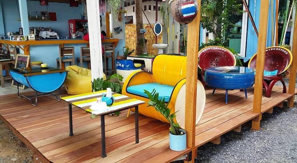 Hostel Think & Retro Cafe Samui *