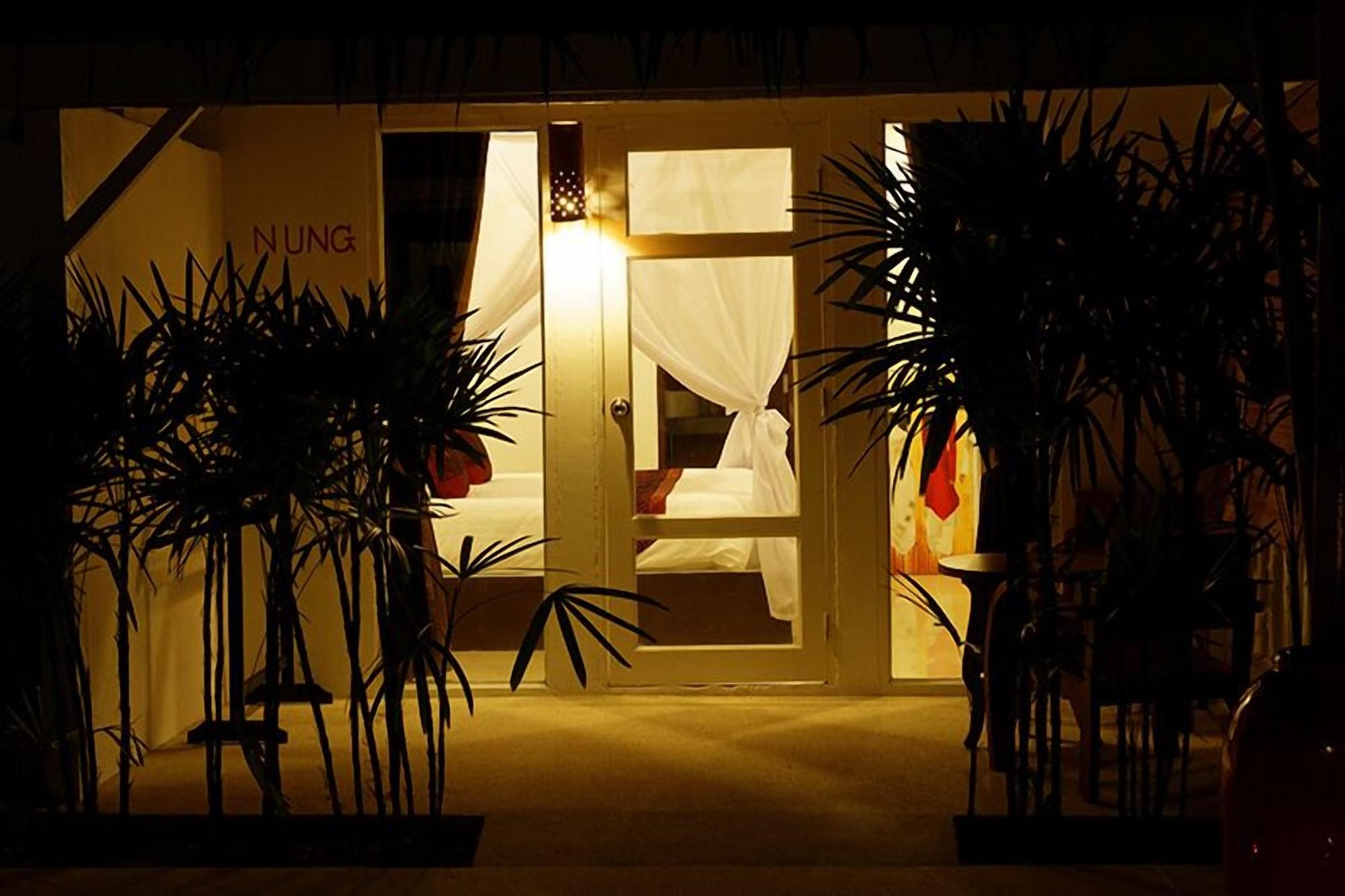 Hotel The White