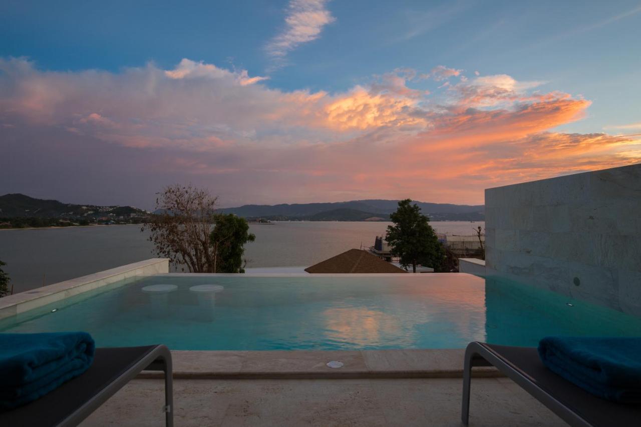 Beachside Vespa: Oceanfront Retreat With Mountain Views Villa